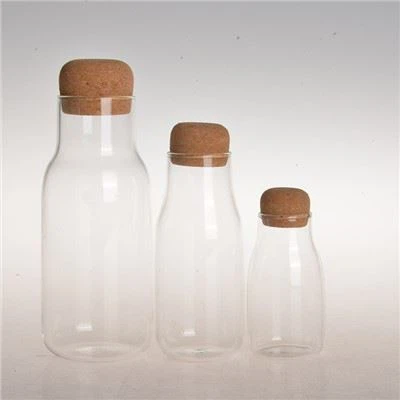 Mała szklana butelka do przechowywania żywności z pokrywką z korka