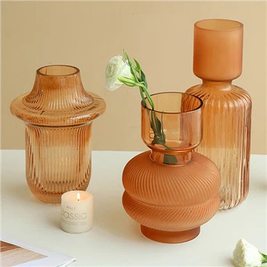 Wazon ze szkła bursztynowego na kwiaty