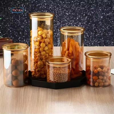 Szklane słoiki z bambusowymi pokrywkami